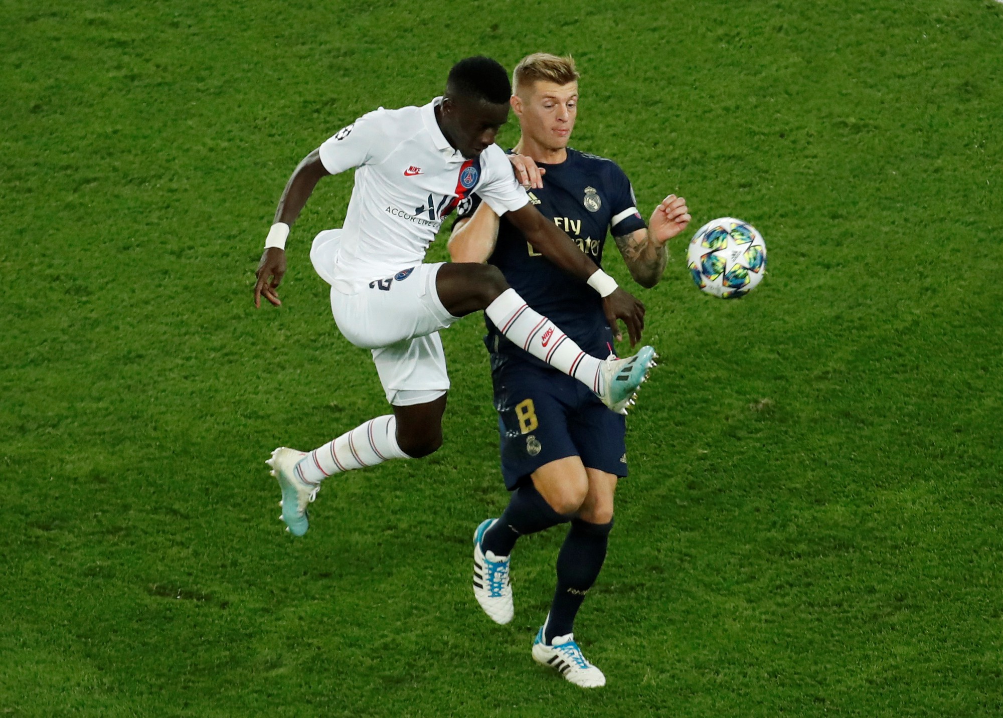 HLV Zidane bất ngờ với sự yếu k&eacute;m ở h&agrave;ng c&ocirc;ng Real Madrid - Ảnh 4.