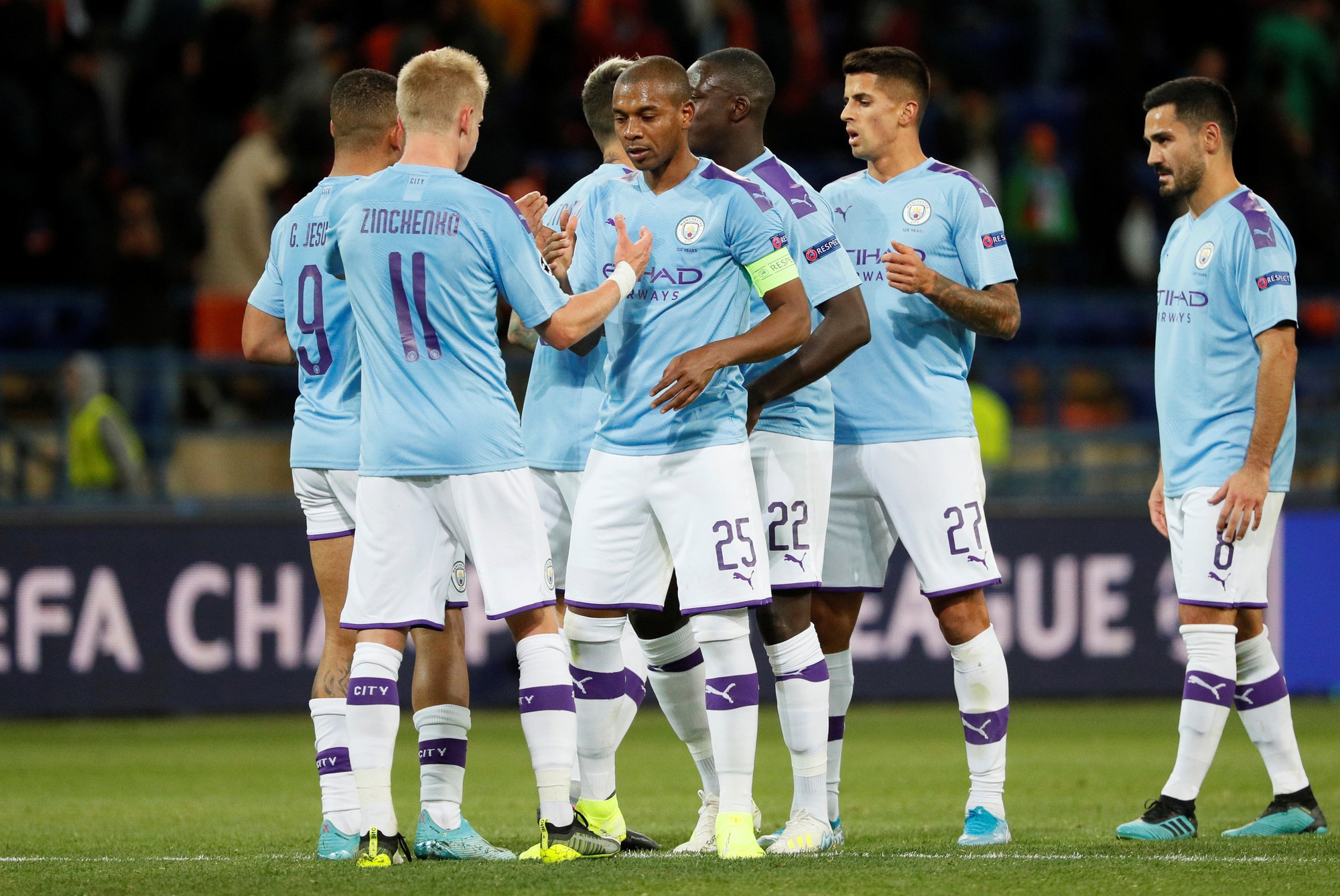 HLV Guardiola: Fernandinho chơi trung vệ quá xuất sắc - Ảnh 2.
