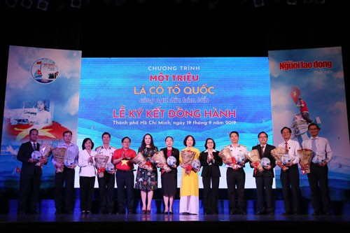 Triệu lá cờ kết nối những tấm lòng