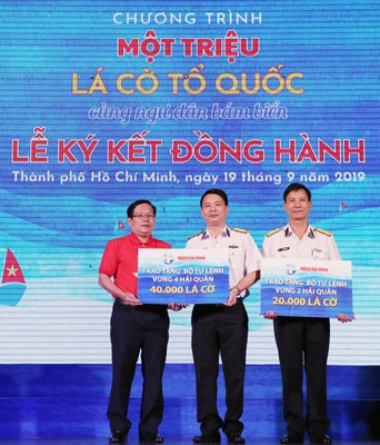 Triệu l&aacute; cờ kết nối những tấm l&ograve;ng - Ảnh 5.