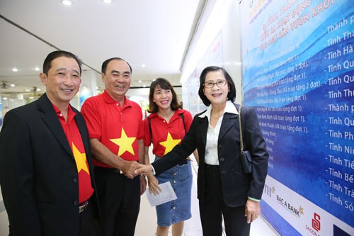 Triệu l&aacute; cờ kết nối những tấm l&ograve;ng - Ảnh 1.