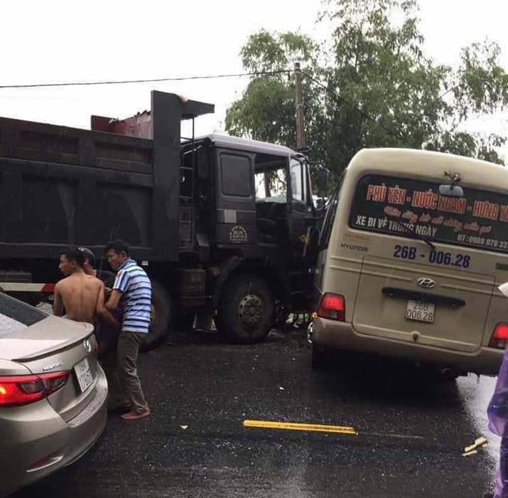 Xe kh&aacute;ch v&agrave; xe ben t&ocirc;ng nhau, 2 t&agrave;i xế c&ugrave;ng 4 người bị thương - Ảnh 2.