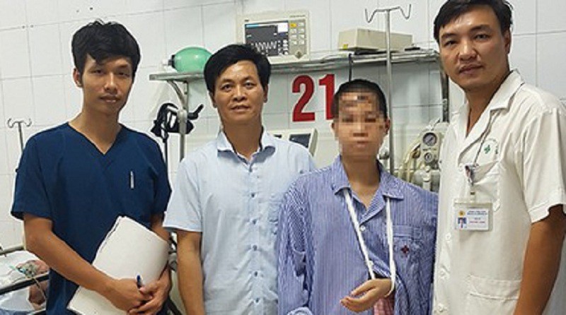 Vụ anh thảm sát cả gia đình em trai: Nạn nhân sống sót xuất viện, gào khóc từ đầu làng