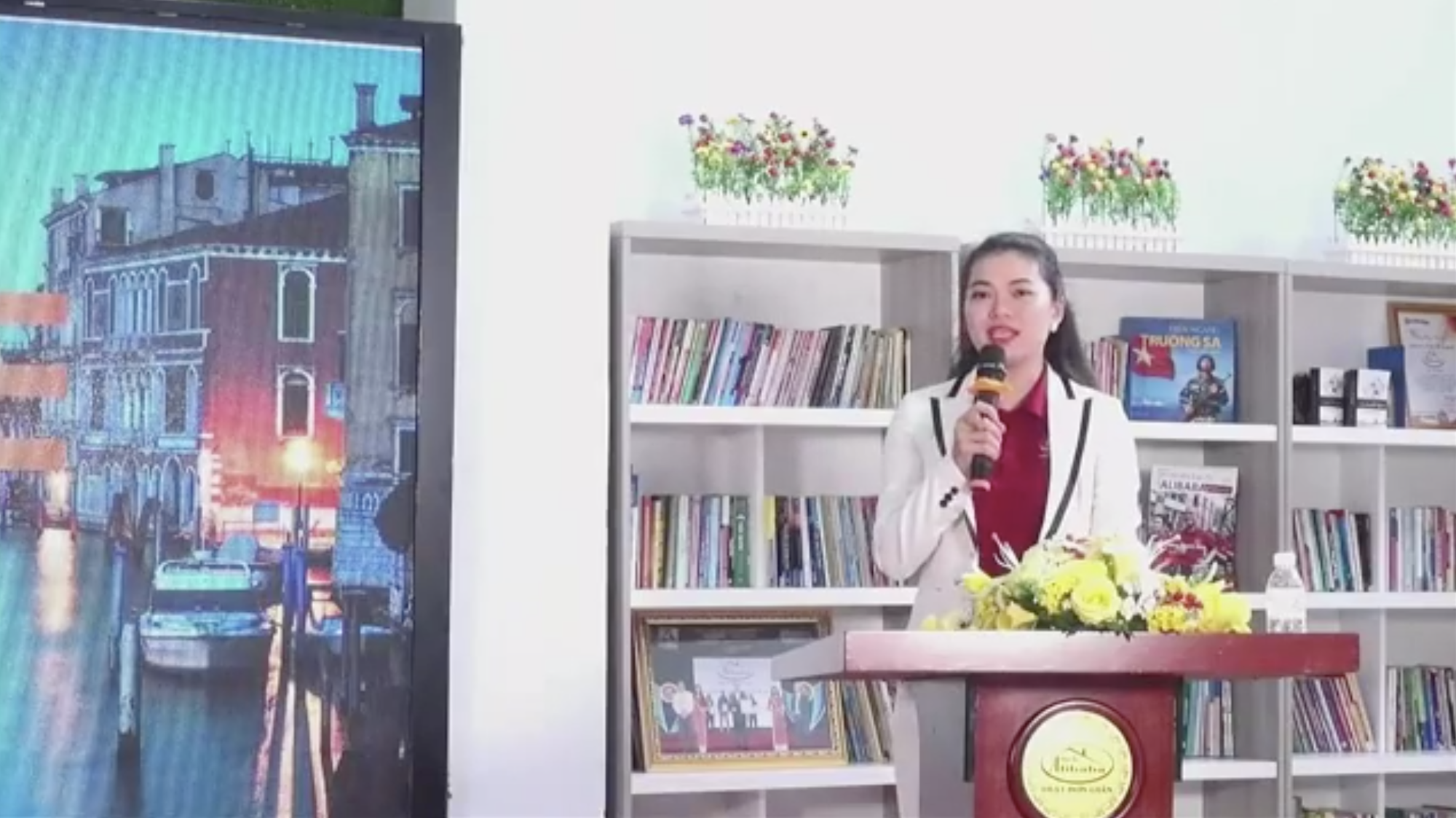 Triệu tập bà Phó Tổng giám đốc đối ngoại và đào tạo Alibaba