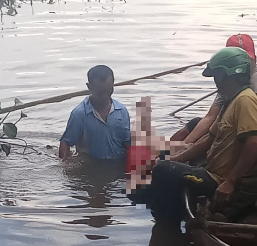 Để lại xe đạp điện trên cầu, nam thanh niên bất ngờ nhảy xuống sông tự tử - Ảnh 1.