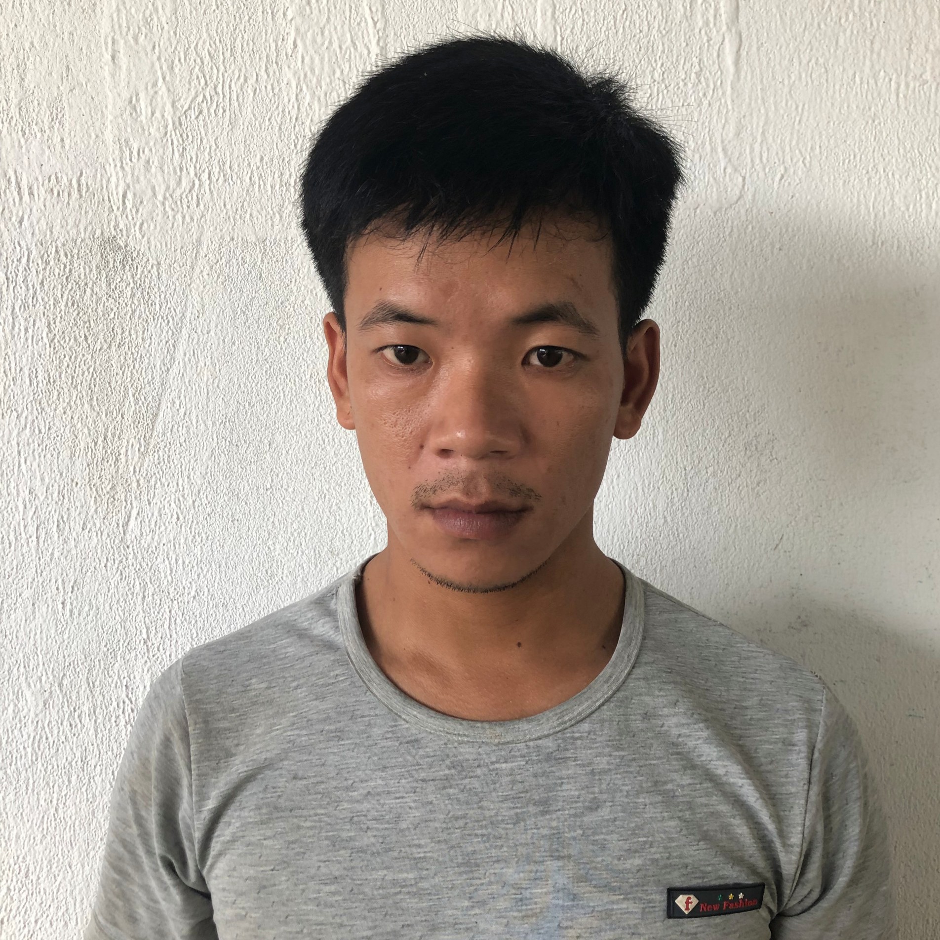 Mới ra t&ugrave;, lại tiếp tục chặn người đi chợ cướp t&agrave;i sản - Ảnh 1.
