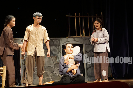 NSND Hồng Vân nghẹn ngào trong đêm diễn Bỉ vỏ - Ảnh 2.