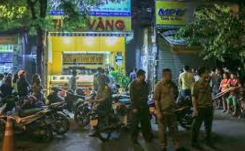 Táo tợn xịt hơi cay vào mặt vợ chồng chủ tiệm, dùng búa đập tủ kính cướp vàng