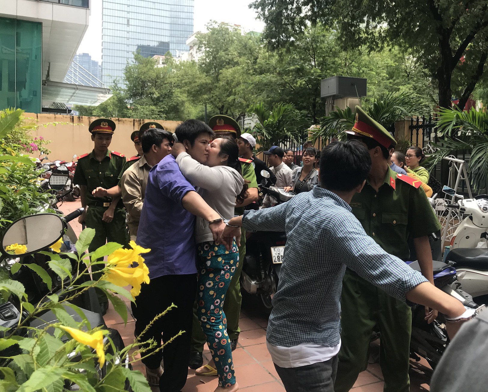Băng cướp c&oacute; đến 3 th&agrave;nh vi&ecirc;n l&agrave; thiếu ni&ecirc;n r&igrave;nh rập g&acirc;y &aacute;n ở B&igrave;nh Ch&aacute;nh - Ảnh 1.
