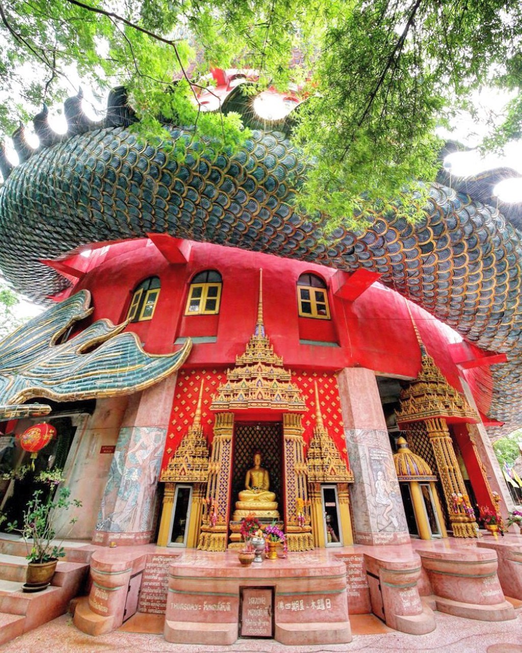 B&iacute; ẩn đằng sau ng&ocirc;i ch&ugrave;a hồng c&oacute; rồng khổng lồ quấn quanh - Ảnh 2.