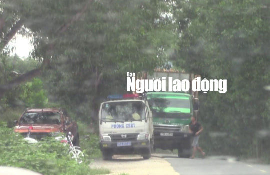 T&agrave;i xế xe chở qu&aacute; tải cầm giấy tờ tr&igrave;nh diện trong nh&agrave; người d&acirc;n? - Ảnh 3.
