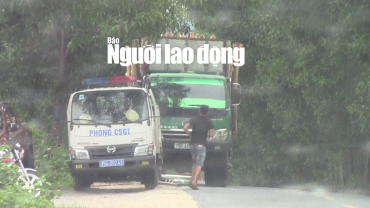 T&agrave;i xế xe chở qu&aacute; tải cầm giấy tờ tr&igrave;nh diện trong nh&agrave; người d&acirc;n? - Ảnh 4.