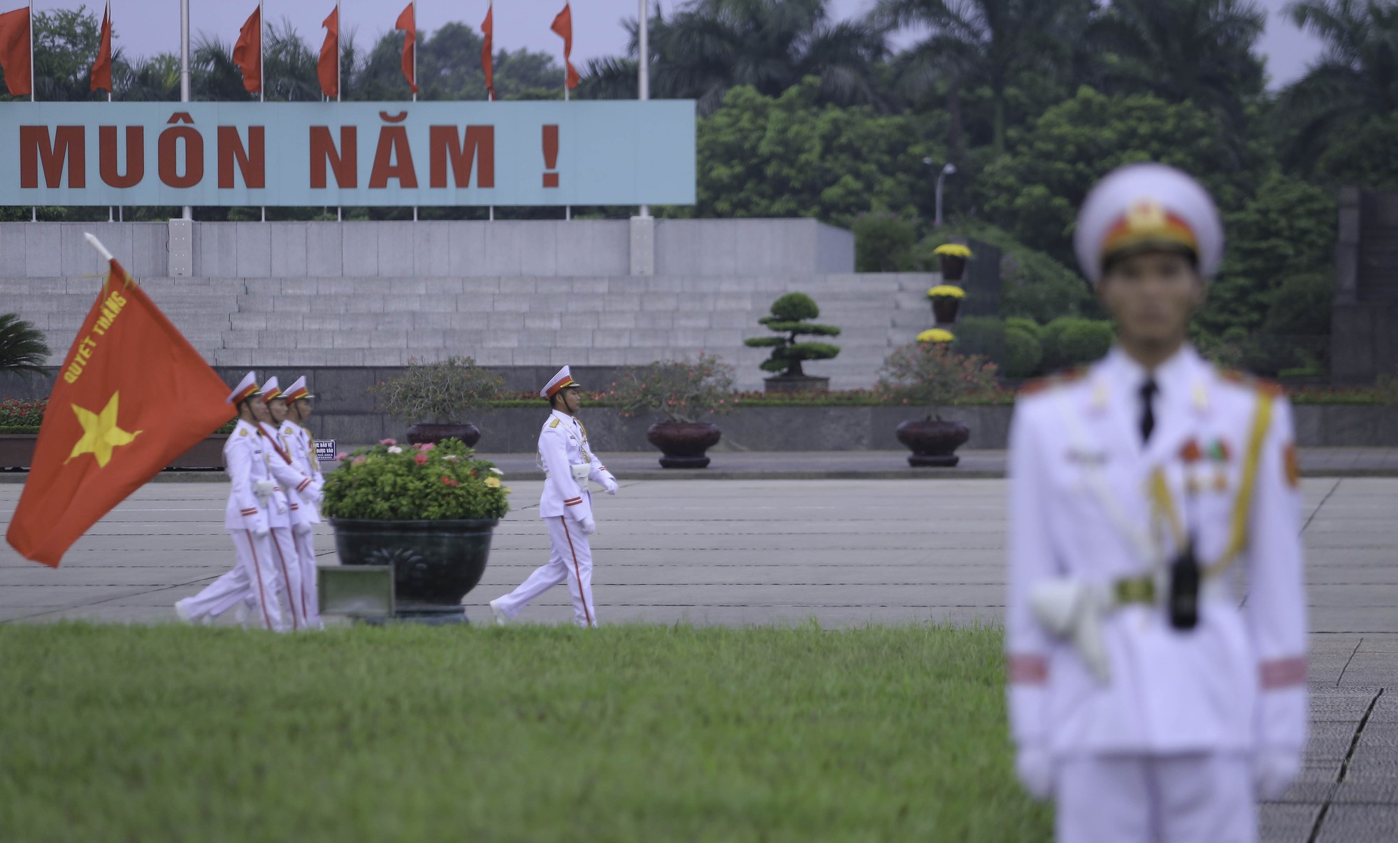 Clip: Hàng ngàn người nghiêm trang dự lễ chào cờ sáng ngày Quốc khánh 2-9 trên Quảng trường Ba Đình - Ảnh 6.