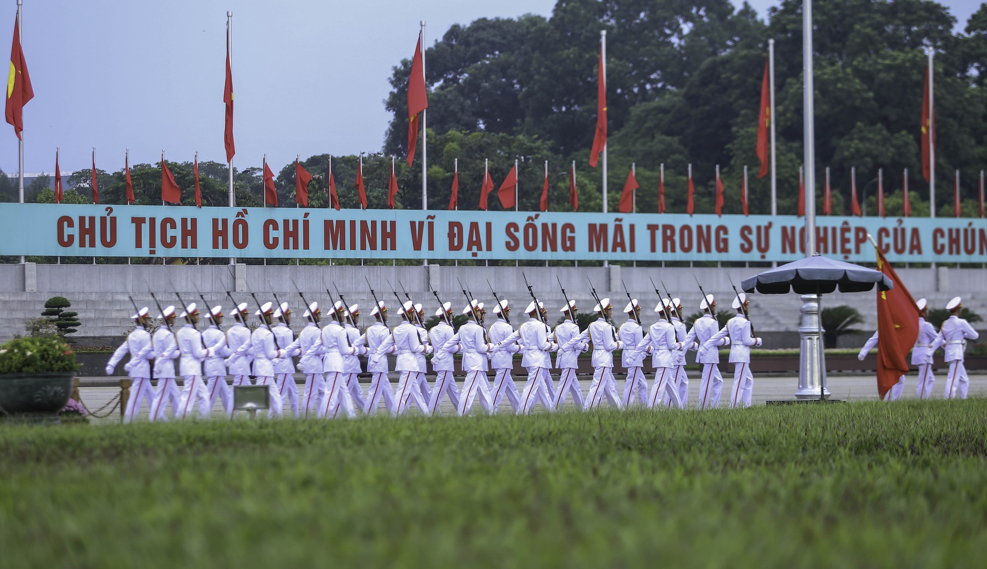 Clip: Hàng ngàn người nghiêm trang dự lễ chào cờ sáng ngày Quốc khánh 2-9 trên Quảng trường Ba Đình - Ảnh 4.
