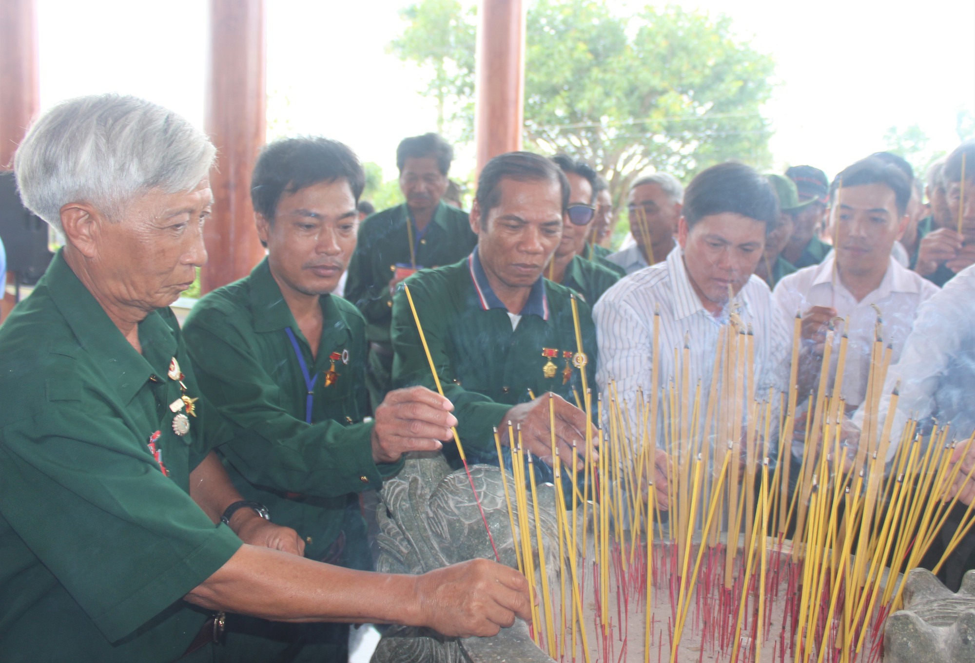 Hàng ngàn người dân Bạc Liêu đến dự ngày giỗ Bác Hồ - Ảnh 7.