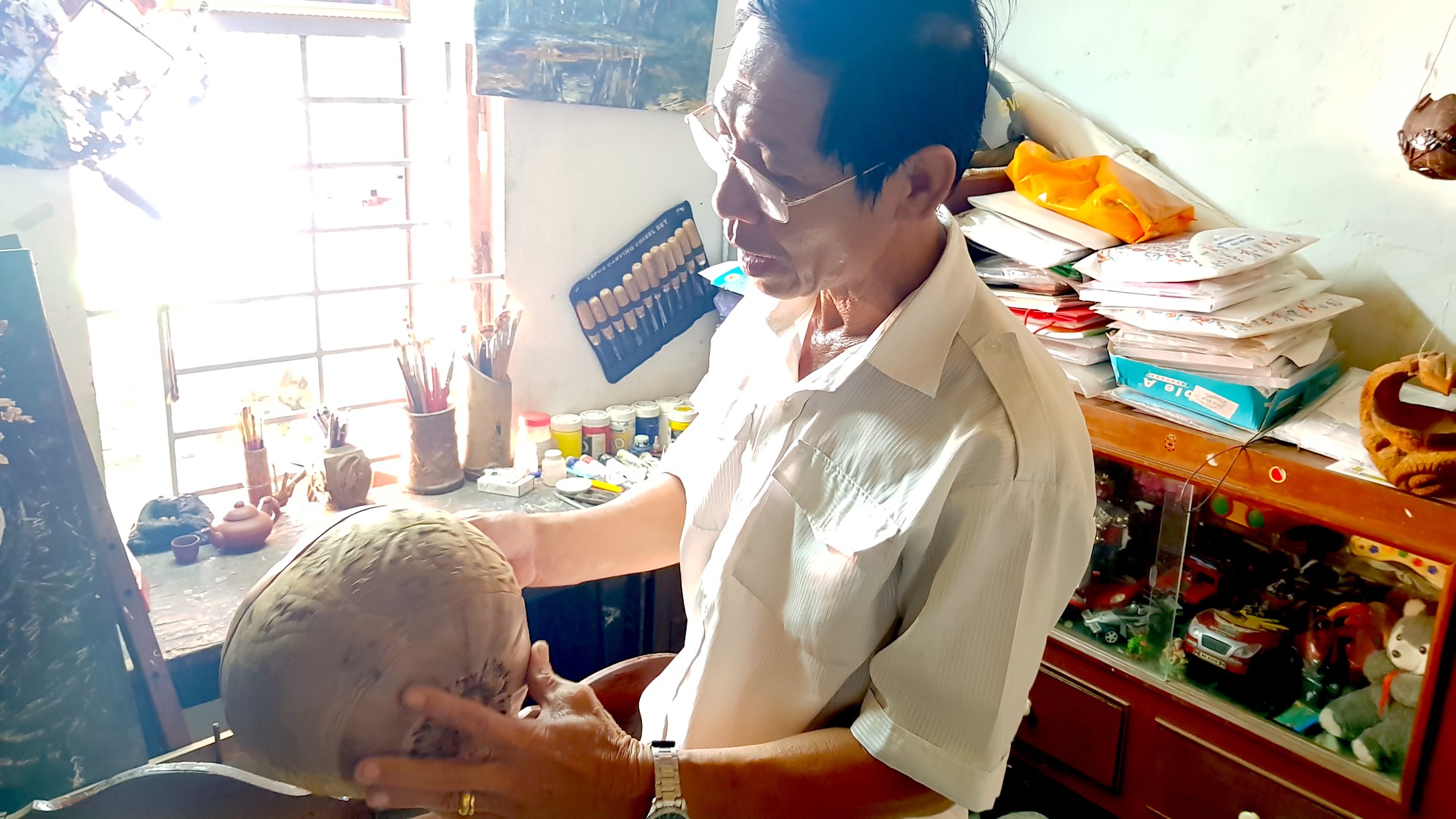 Thổi hồn vào vỏ dừa khô, bán 1,2 triệu đồng/cái - Ảnh 3.