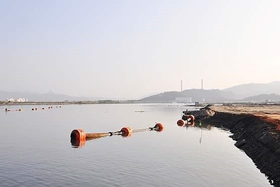 M&acirc;u thuẫ với vơ, chồng buộc con trai 18 th&aacute;ng tuổi v&agrave;o người r&ocirc;i ra hồ tự vẫn - Ảnh 1.