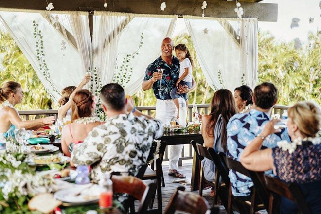T&agrave;i tử The Rock khoe ảnh đ&aacute;m cưới k&iacute;n đ&aacute;o - Ảnh 2.