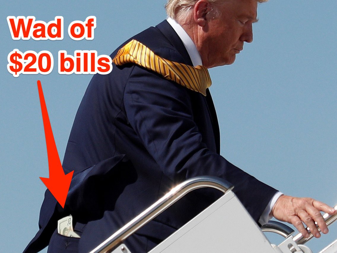 Nắm tiền trong túi quần Tổng thống Trump