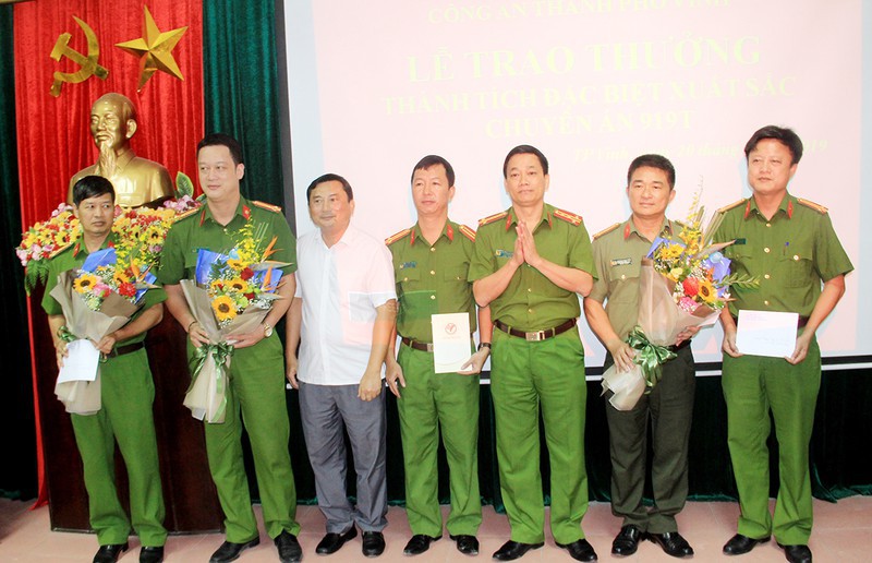Bắt 3 người Trung Quốc trong vụ cài thiết bị điện tử vào máy ATM để trộm tiền - Ảnh 2.