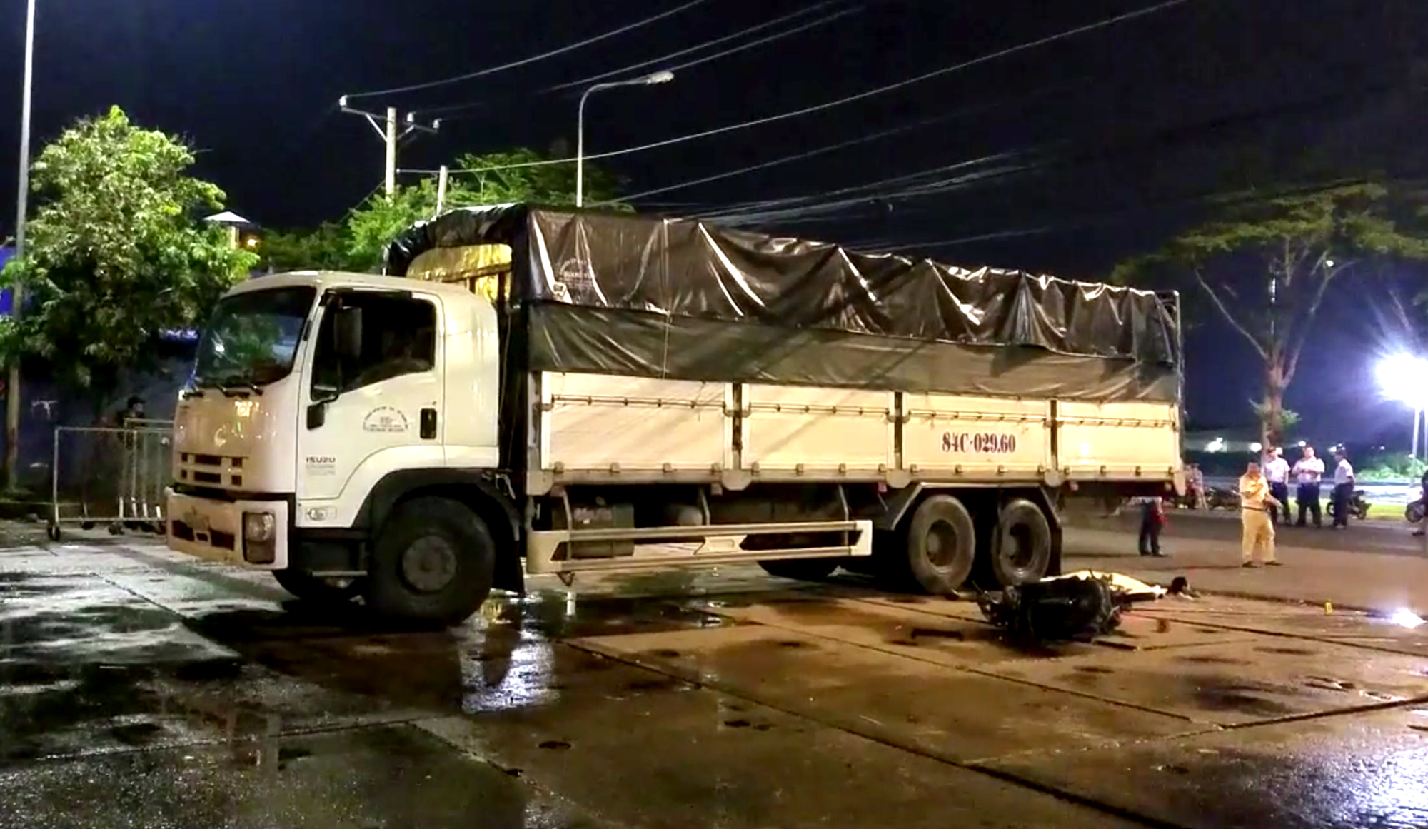 Ôm cua vào chợ đầu mối, xe tải tông xe máy làm 3 người thương vong