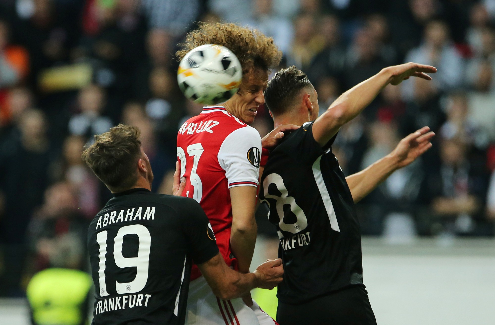 Ph&aacute;o gầm vang đất Đức, Arsenal đ&egrave; bẹp chủ nh&agrave; Frankfurt - Ảnh 1.