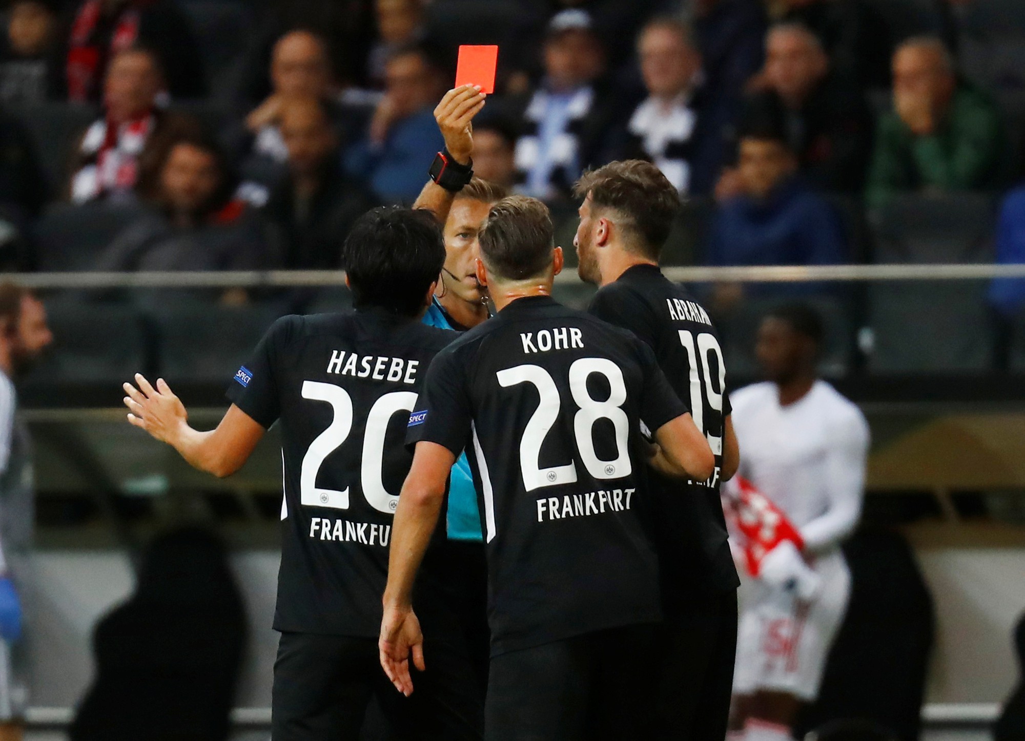 Ph&aacute;o gầm vang đất Đức, Arsenal đ&egrave; bẹp chủ nh&agrave; Frankfurt - Ảnh 3.