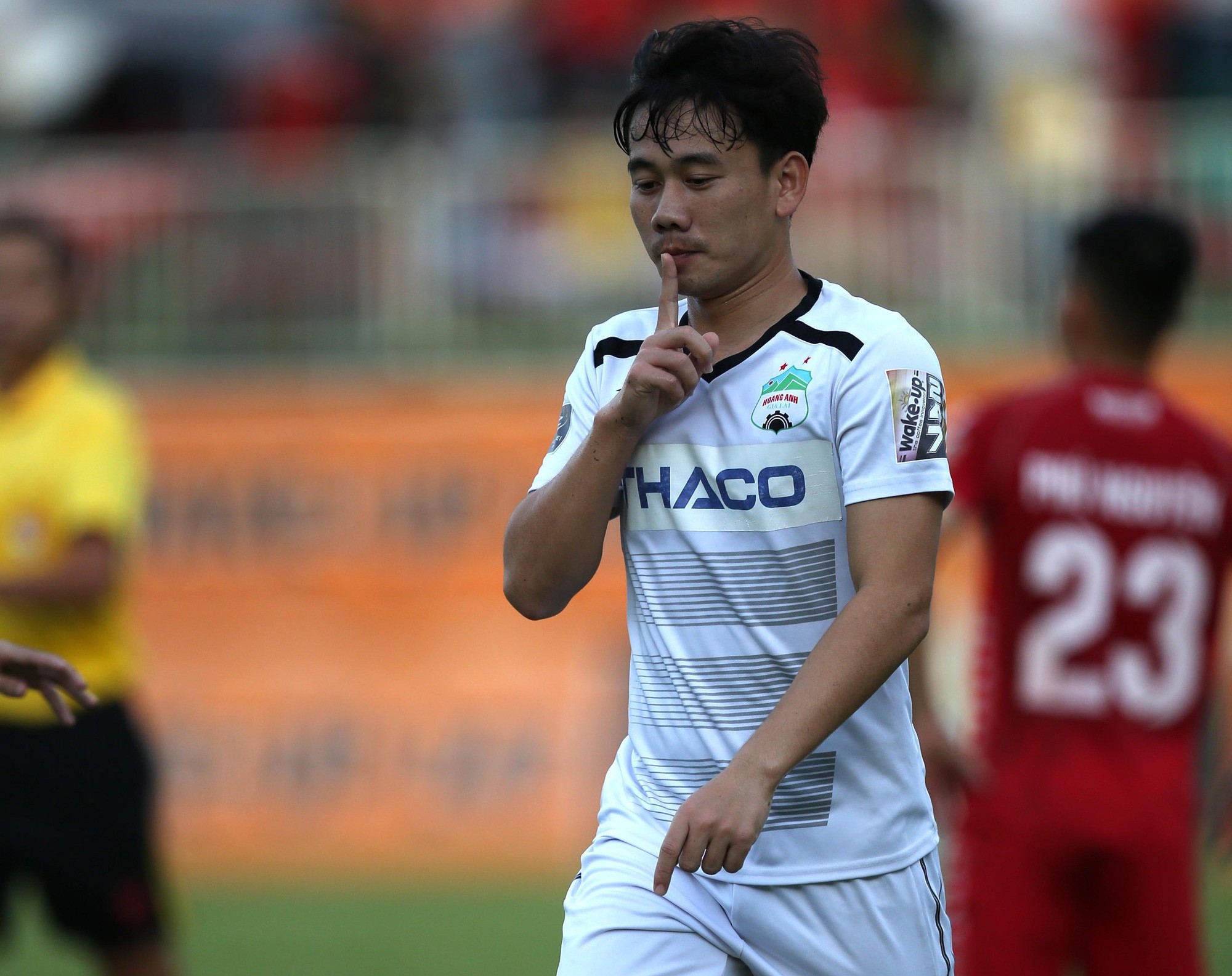Minh Vương lập hat-trick giúp HAGL thêm hy vọng