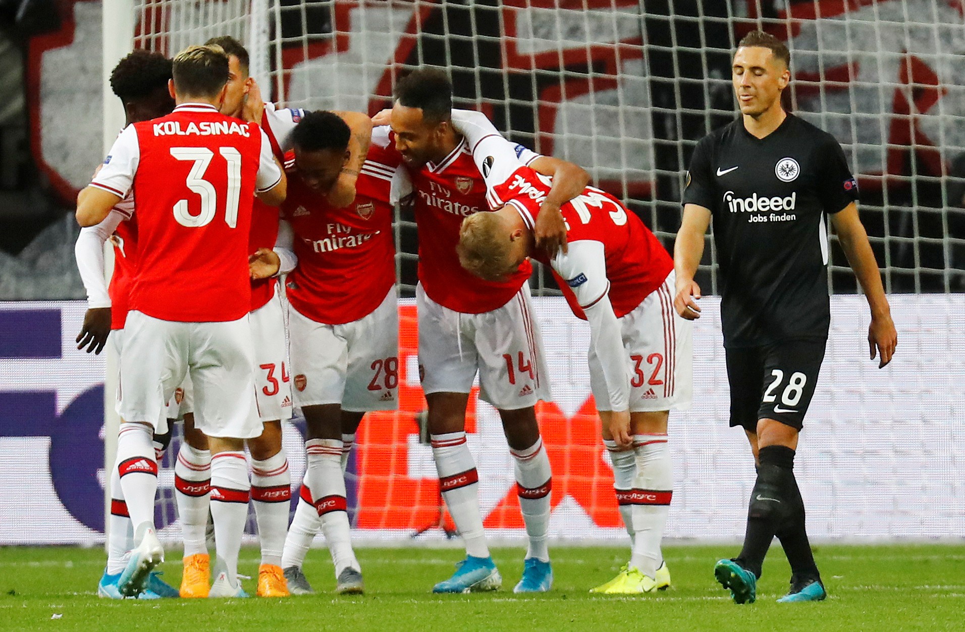 Ph&aacute;o gầm vang đất Đức, Arsenal đ&egrave; bẹp chủ nh&agrave; Frankfurt - Ảnh 2.