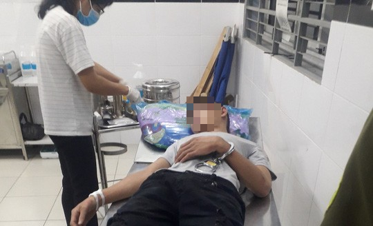 Vụ xe bít bùng dừng đèn đỏ, 3 đối tượng tẩu thoát: Phá cửa thông gió thoát ra