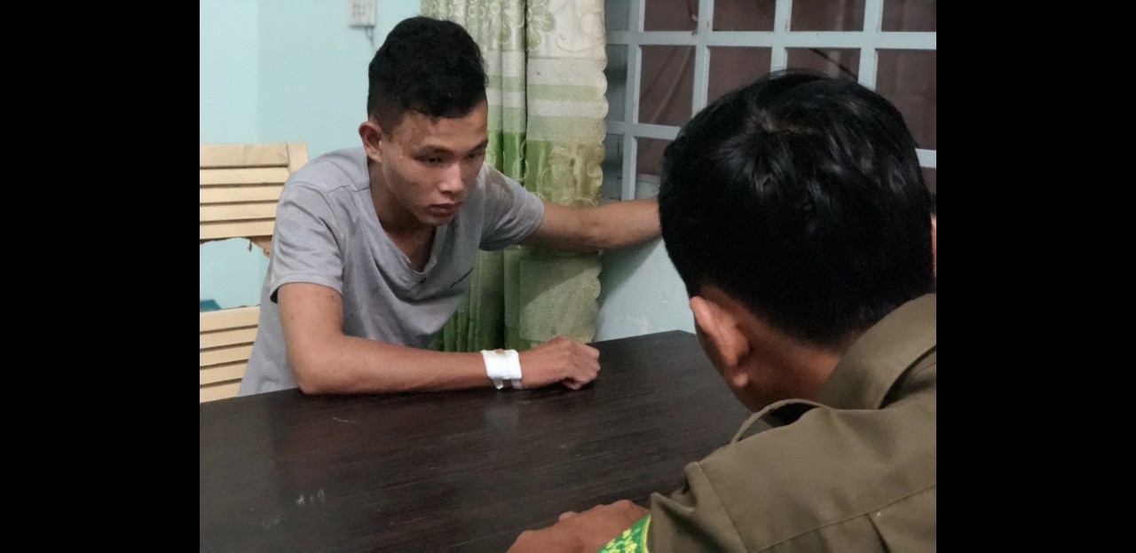 Vụ xe b&iacute;t b&ugrave;ng dừng đ&egrave;n đỏ, 3 đối tượng tẩu tho&aacute;t: Ph&aacute; cửa th&ocirc;ng gi&oacute; tho&aacute;t ra - Ảnh 1.