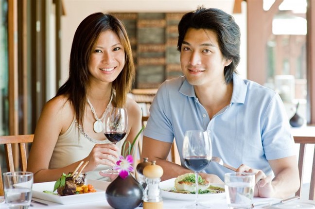 Lấy chồng trẻ đẹp rước khổ v&agrave;o th&acirc;n - Ảnh 1.