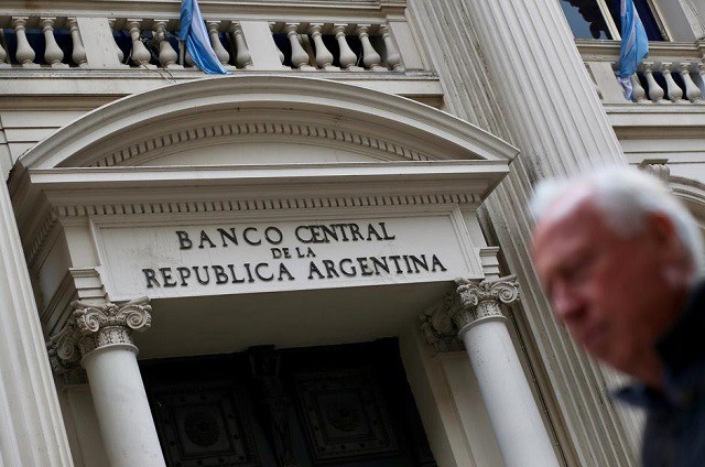 Argentina nâng sàn lãi suất cơ bản lên 78%