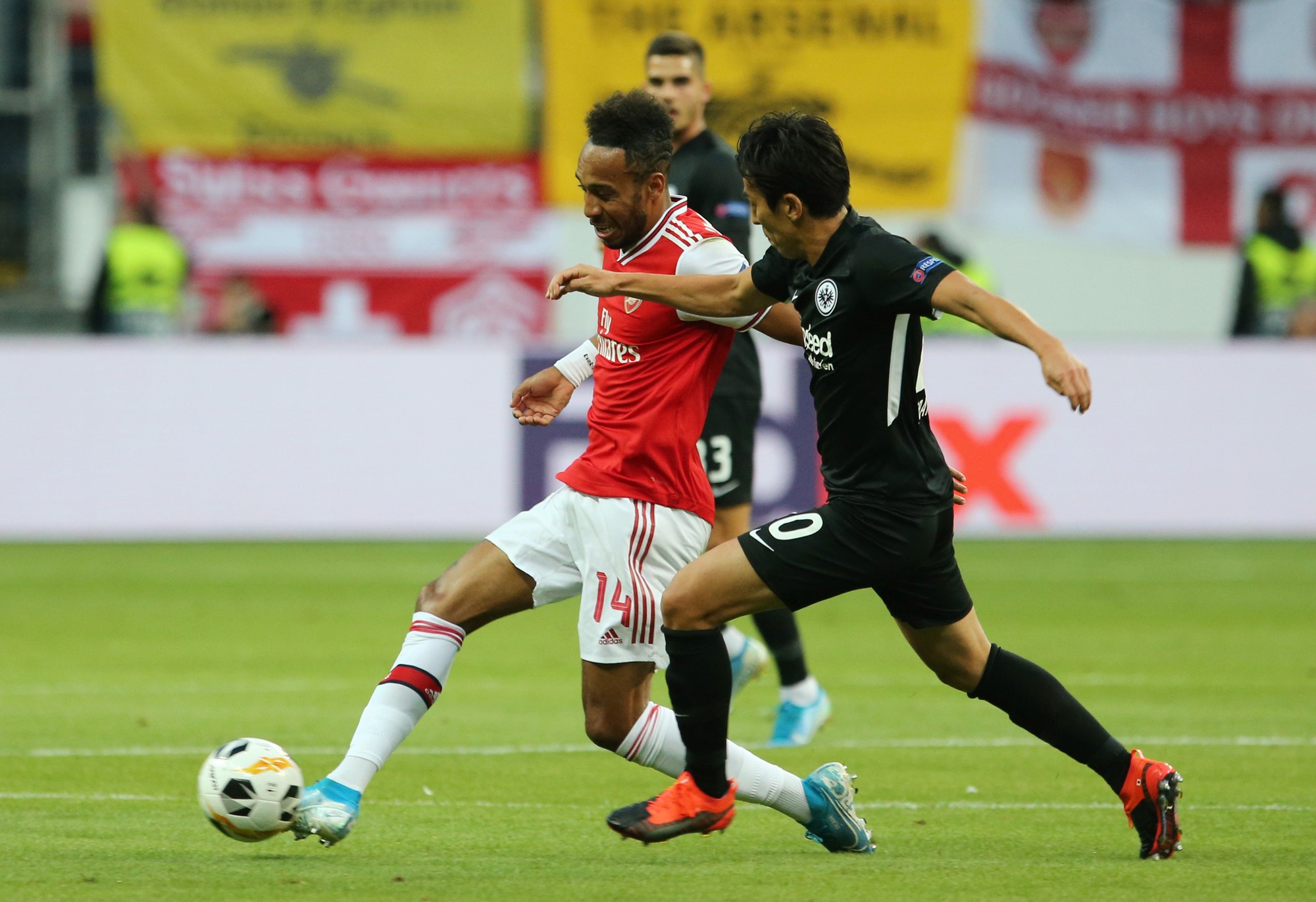 Ph&aacute;o gầm vang đất Đức, Arsenal đ&egrave; bẹp chủ nh&agrave; Frankfurt - Ảnh 5.
