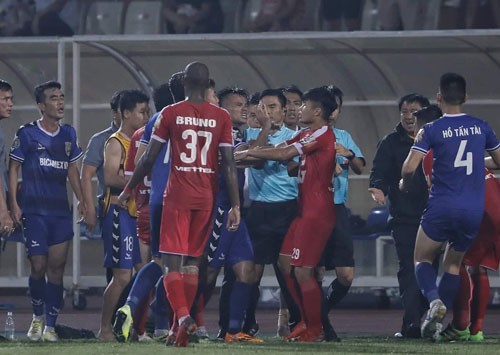 V-League sắp hết, vẫn chưa thấy trọng tài ngoại