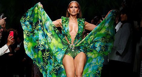 Jennifer Lopez hở “tứ bề” trên sàn catwalk