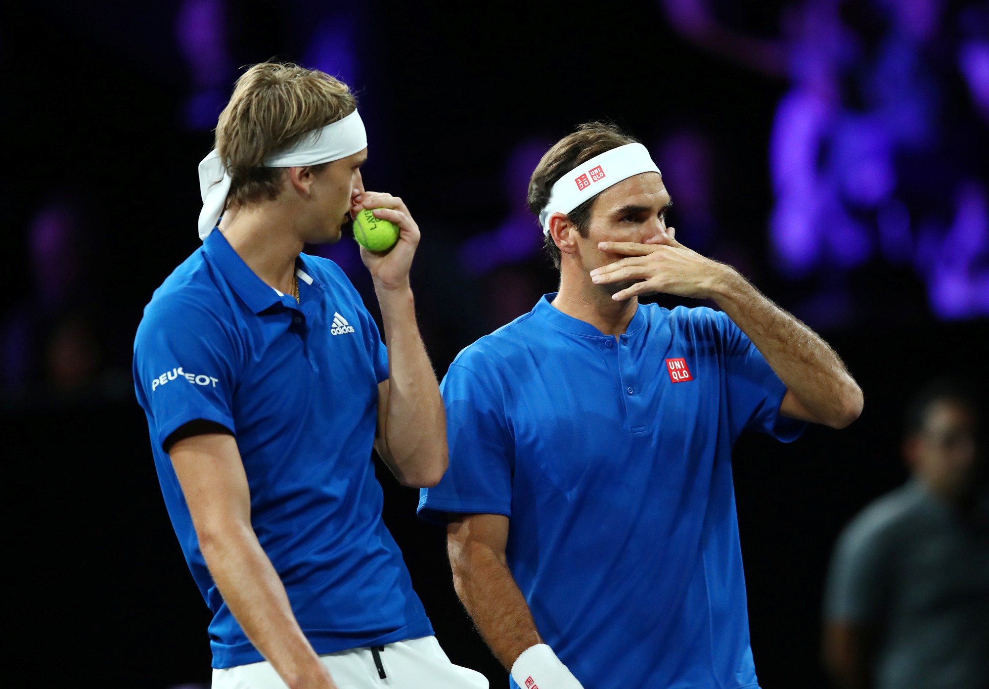 Clip Federer - Zverev tr&igrave;nh diễn khả năng đ&aacute;nh đ&ocirc;i xuất sắc ở Laver Cup 2019 - Ảnh 3.
