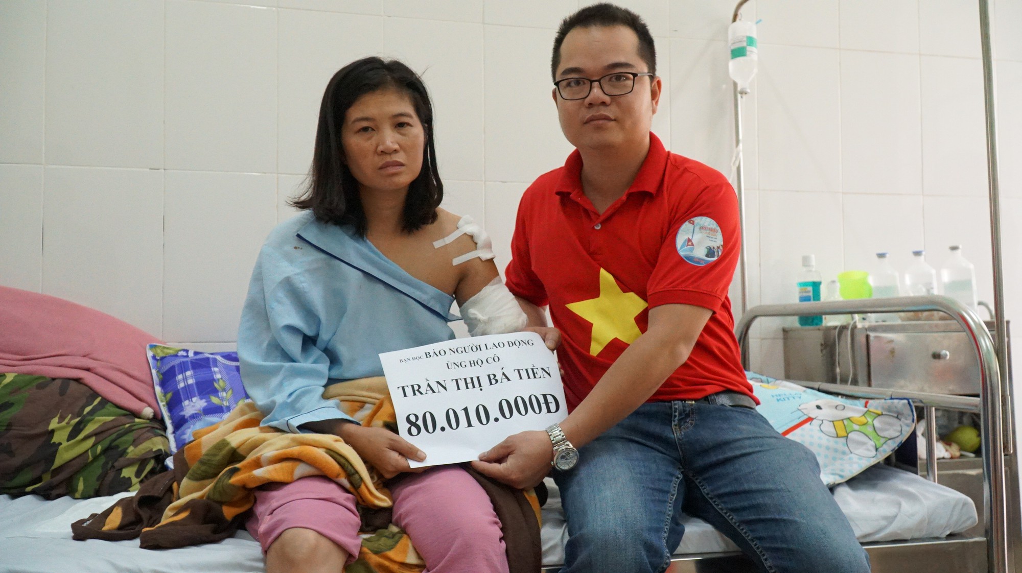 Trao hơn 80 triệu đồng cho cô giáo bị tai nạn mất cánh tay trên đường đi dạy
