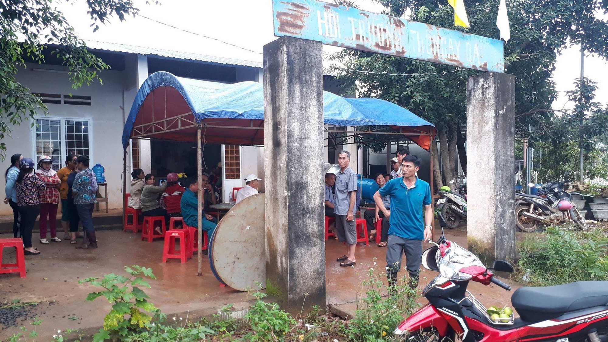 3 học sinh c&ugrave;ng chết đuối, tang thương bao tr&ugrave;m x&atilde; bi&ecirc;n giới gi&aacute;p Campuchia - Ảnh 2.