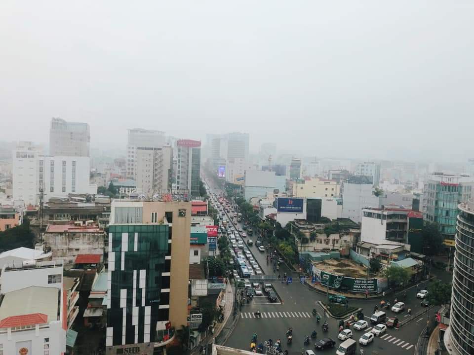 Bầu trời TP HCM li&ecirc;n tục c&oacute; m&agrave;u trắng đục! - Ảnh 2.