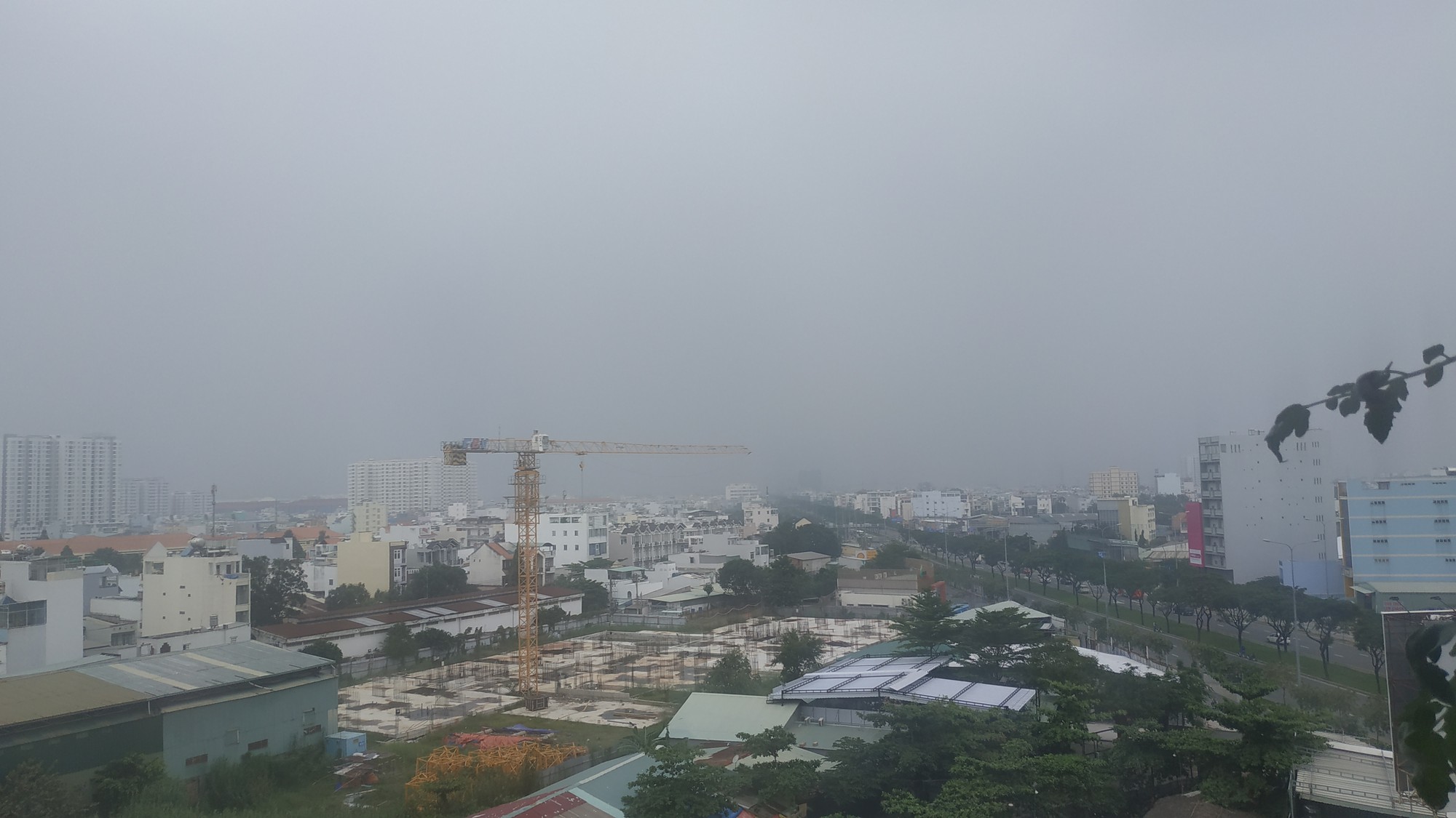 Bầu trời TP HCM li&ecirc;n tục c&oacute; m&agrave;u trắng đục! - Ảnh 4.