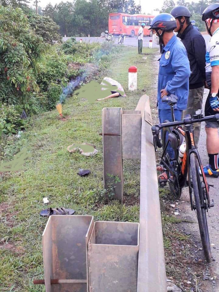 Lao xe máy xuống vực sâu, một thanh niên tử vong