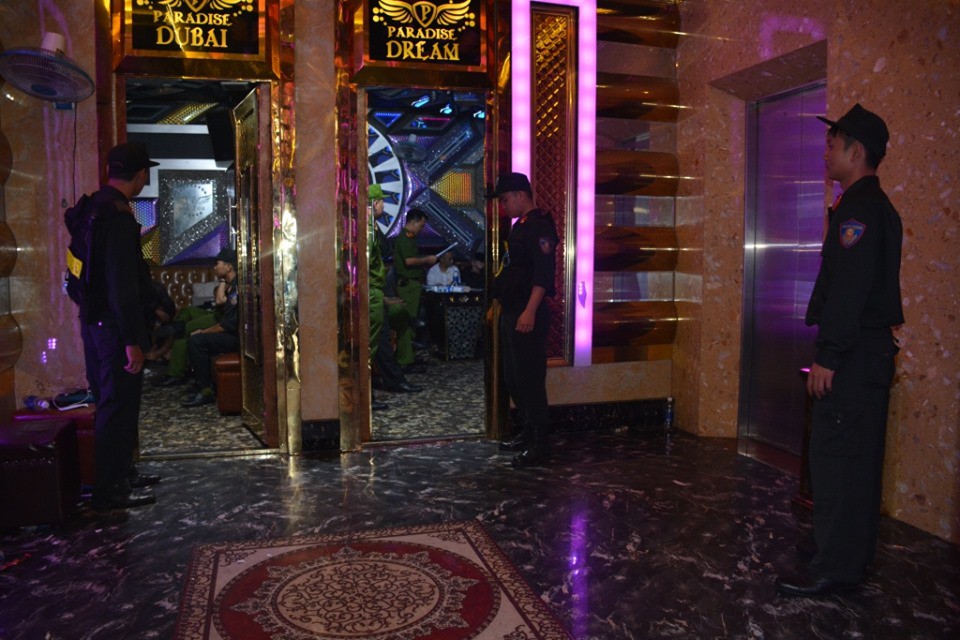100 cảnh sát đột kích quán karaoke, phát hiện hàng chục đối tượng phê ma túy - Ảnh 2.