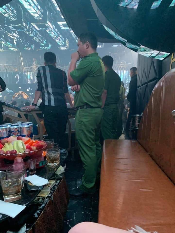 Cận cảnh thác loạn thâu đêm trong bar Ozone
