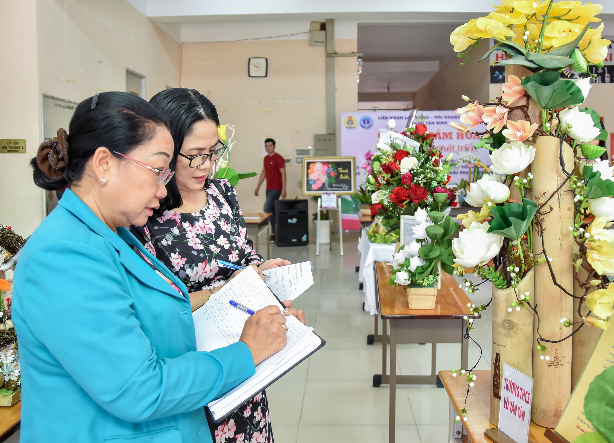 Hơn 140 triệu đồng từ bán đấu giá các sản phẩm gây quỹ cho CNVC-LĐ khó khăn - Ảnh 3.