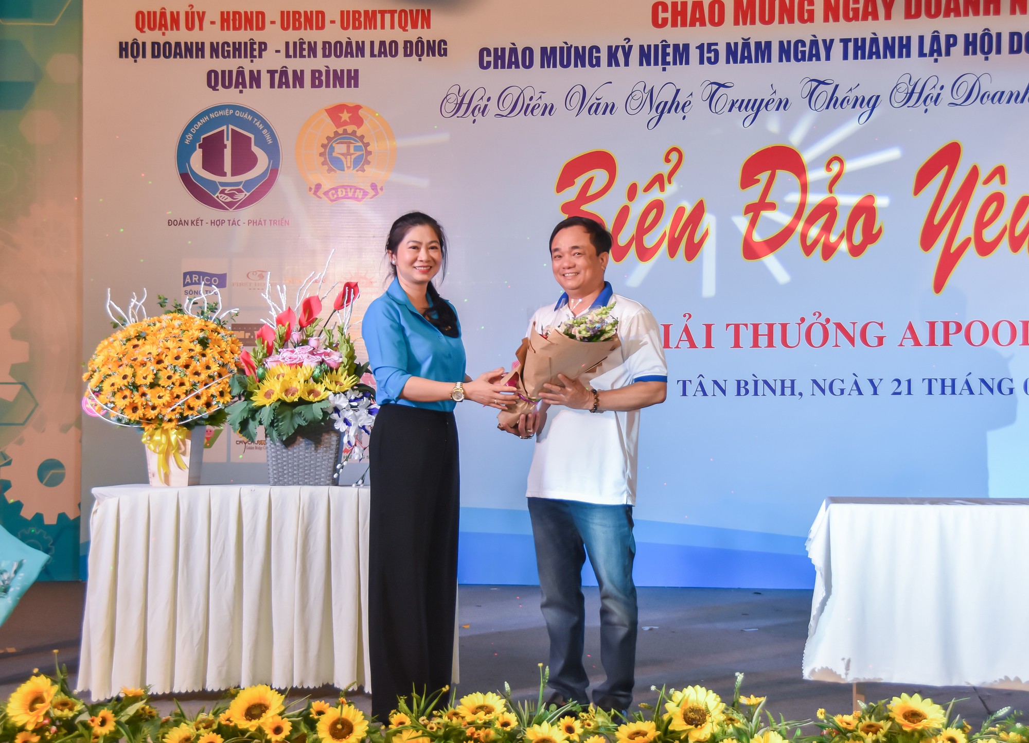 Hơn 140 triệu đồng từ bán đấu giá các sản phẩm gây quỹ cho CNVC-LĐ khó khăn