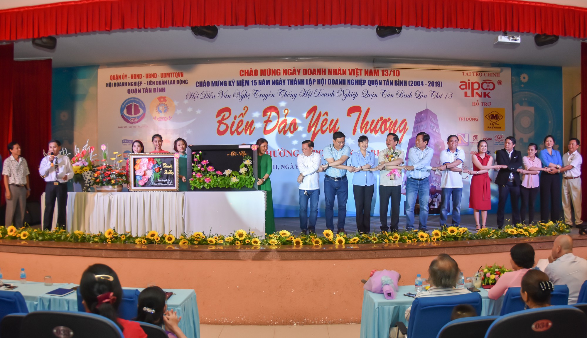 Hơn 140 triệu đồng từ bán đấu giá các sản phẩm gây quỹ cho CNVC-LĐ khó khăn - Ảnh 1.
