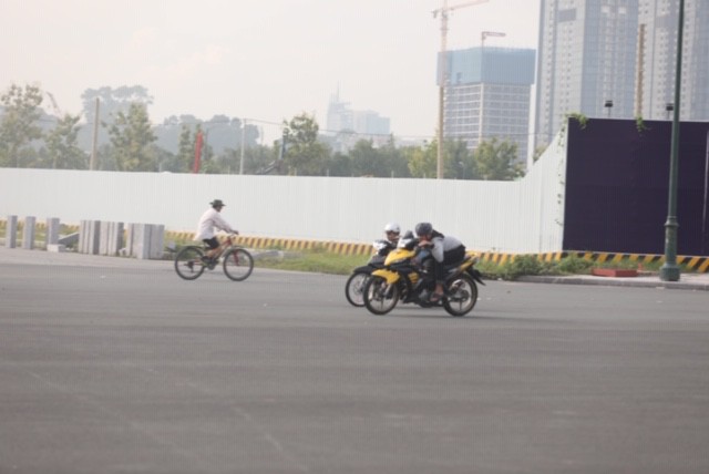 Lạnh người với trường đua bán mạng ở đại lộ Vòng cung - Ảnh 2.