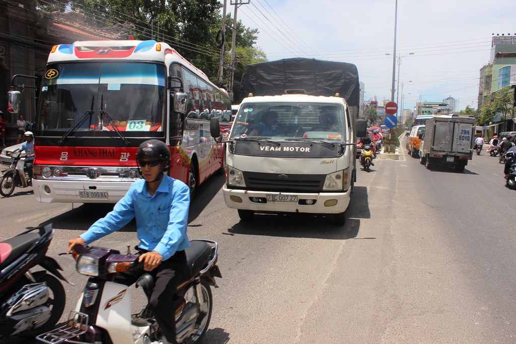 Giải bài toán kẹt xe cho Nha Trang: Cần cấm xe lớn vào thành phố