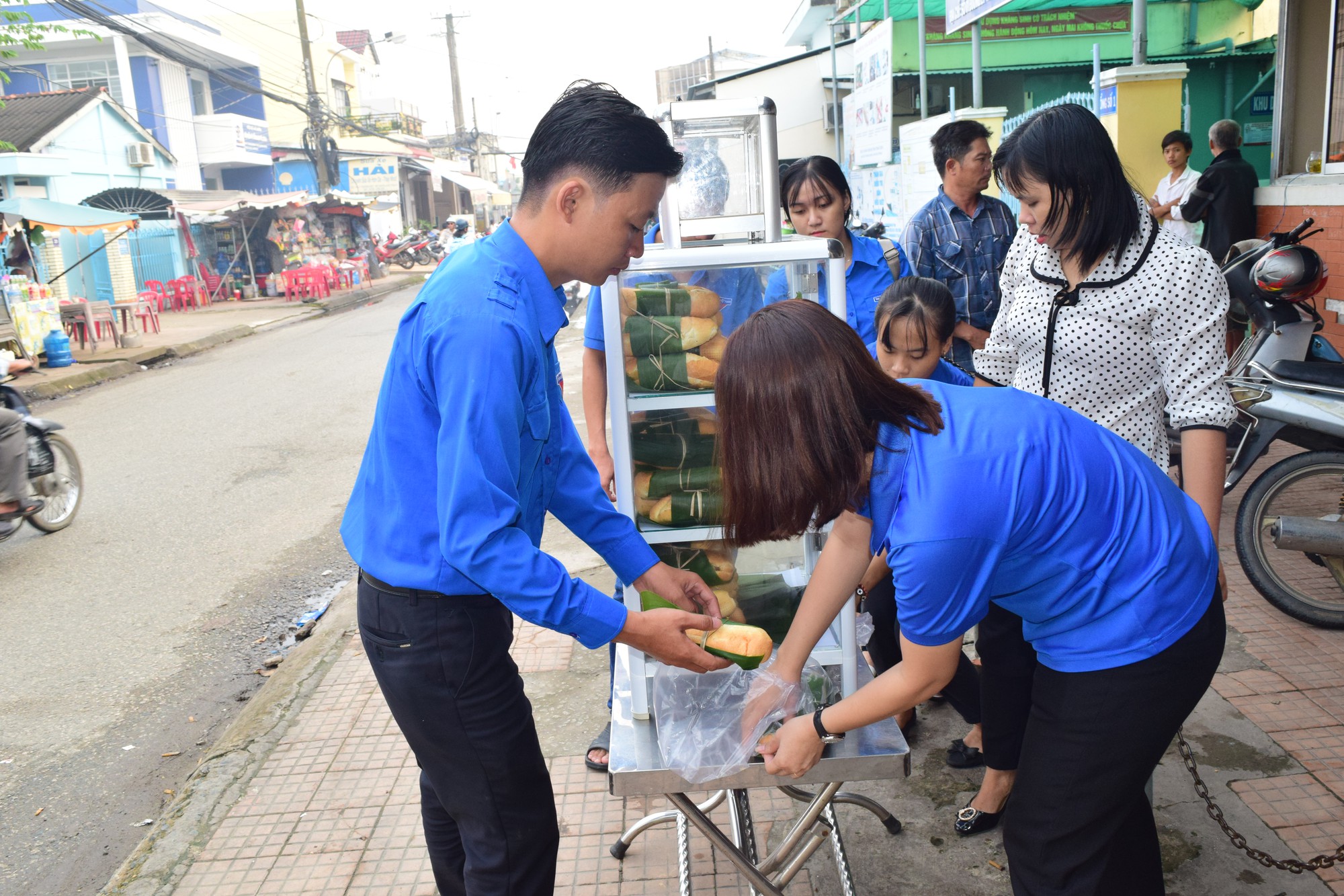 Ấm l&ograve;ng với m&ocirc; h&igrave;nh &ldquo;B&aacute;nh m&igrave; xanh&rdquo; lan tỏa y&ecirc;u thương, bảo vệ m&ocirc;i trường - Ảnh 4.